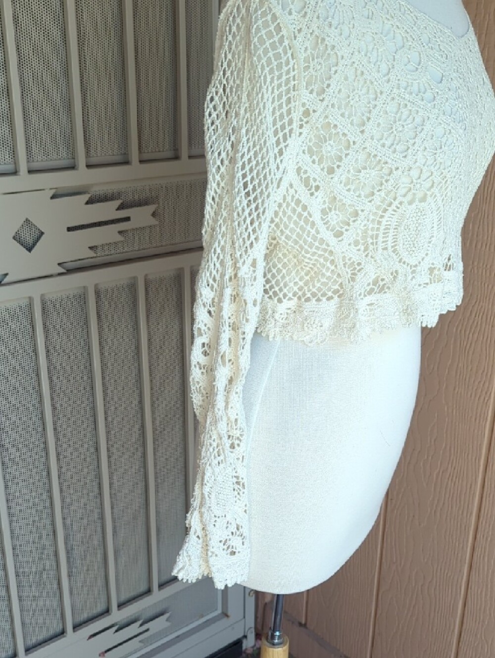 Crochet Lace Long-Sleeve Cream Crop Top - Picture 3 of 4